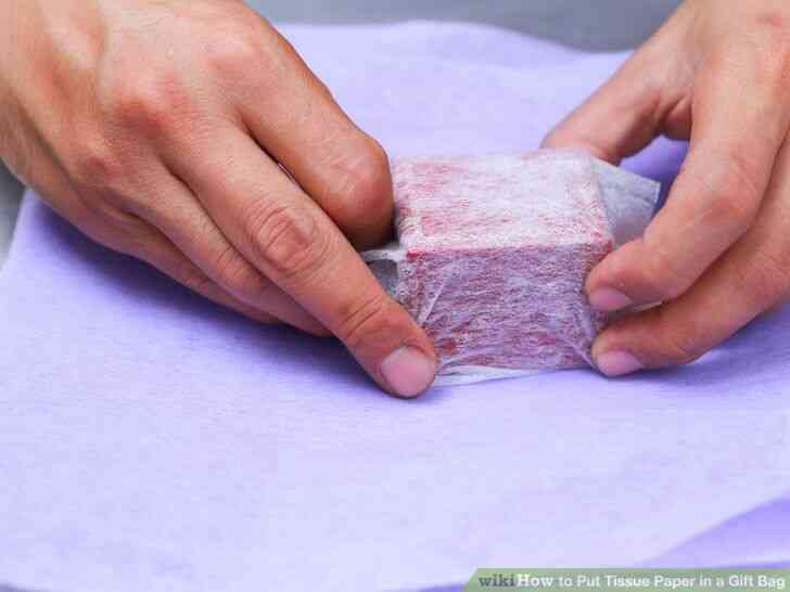 Image intitulée Mettre du Papier de soie dans un Sac-Cadeau Étape 10